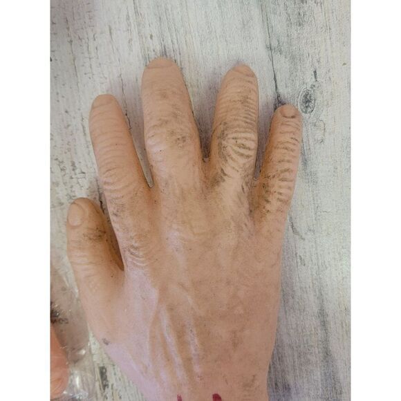 Severed hand set zombie Halloween scary blood lawn prop - Picture 5 of 8